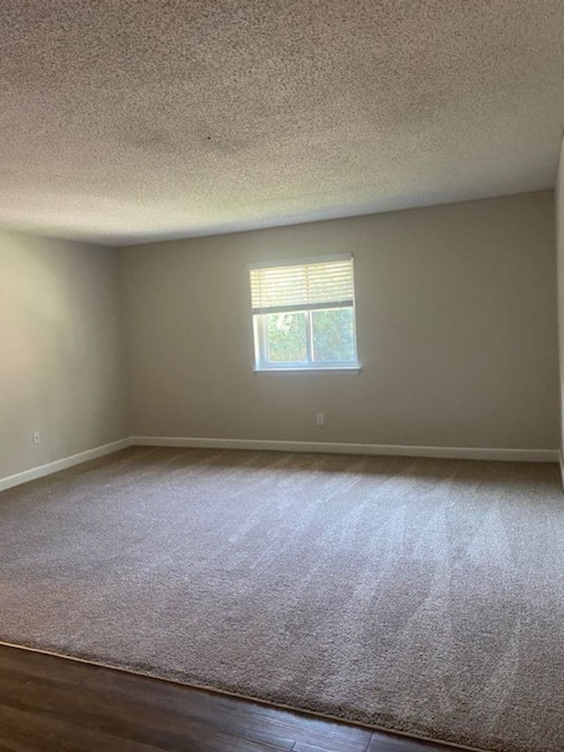 Lexington Apartment: 325 S Lake Dr