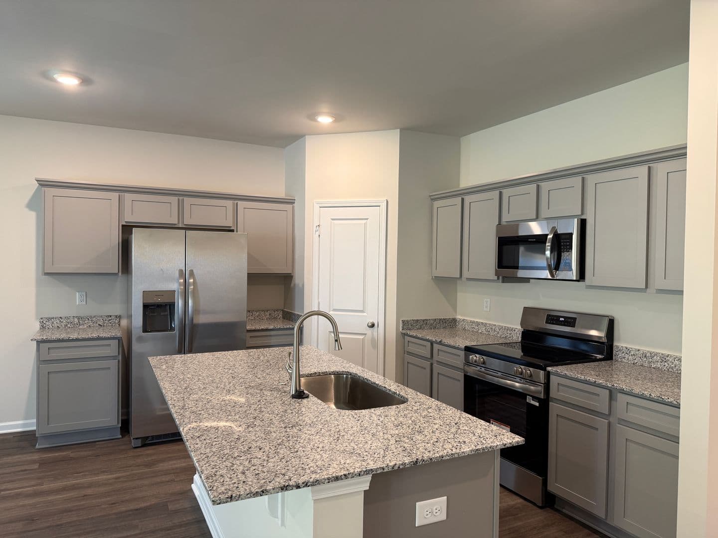 Lexington House: 317 S Lake Ct
