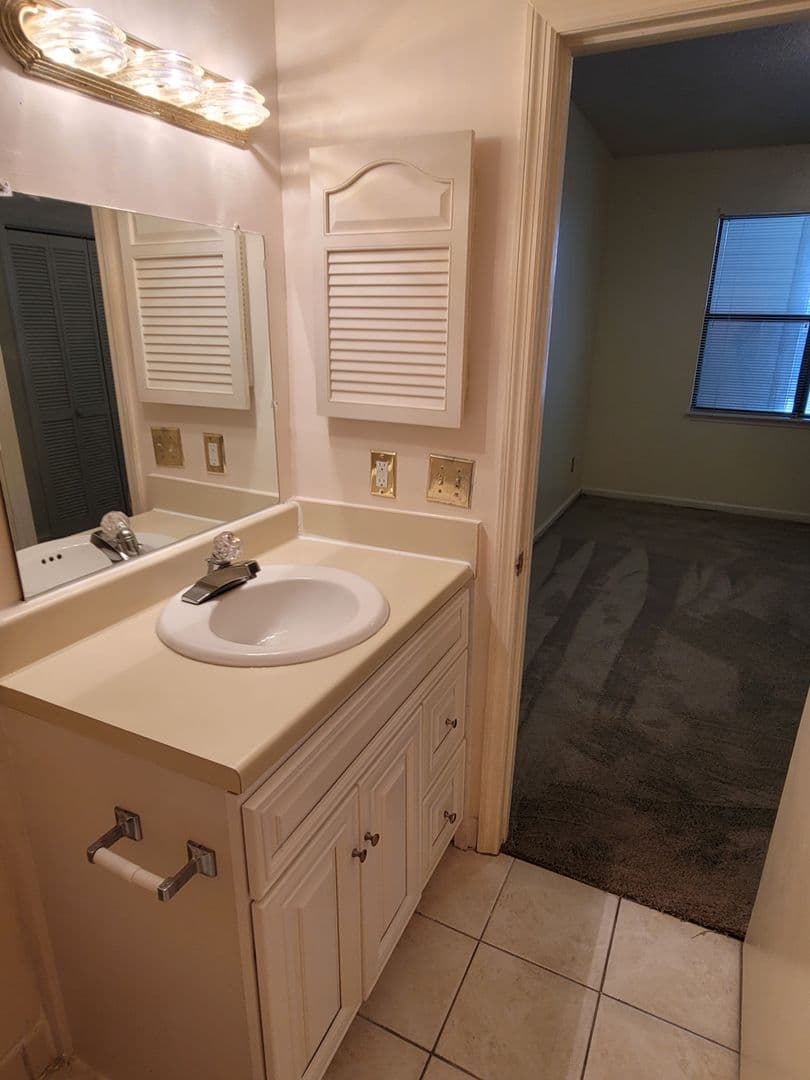 Columbia Condo: 100 Brighton Hill Circle 7A