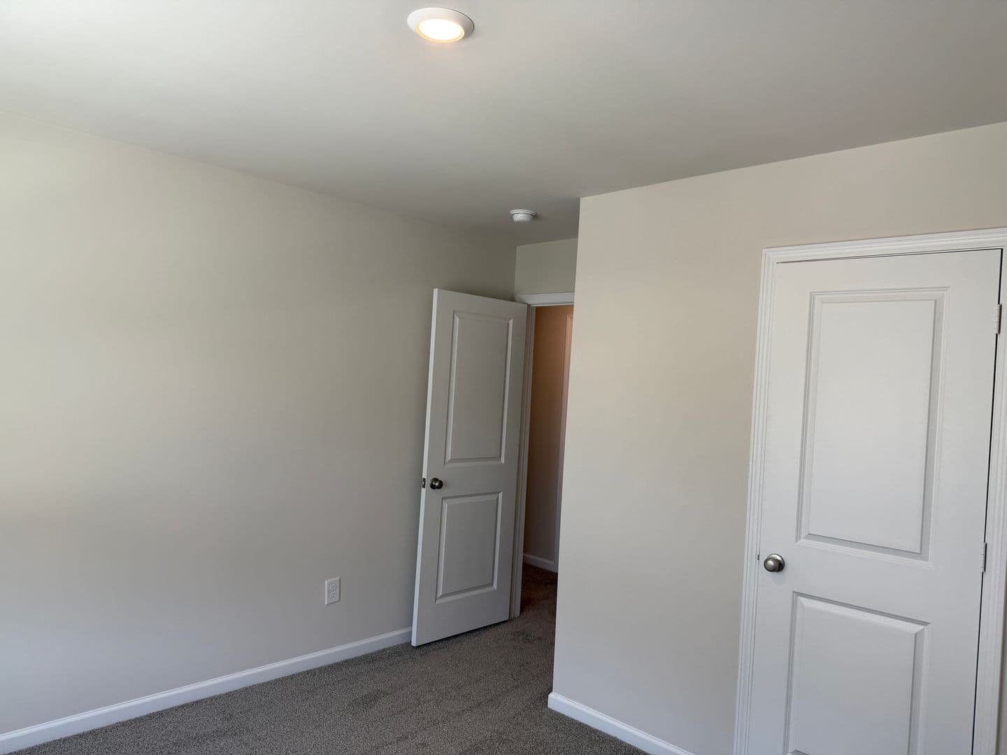 Lexington House: 317 S Lake Ct