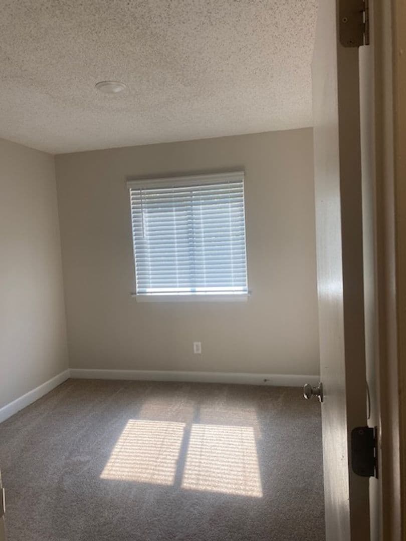 Lexington Apartment: 325 S Lake Dr