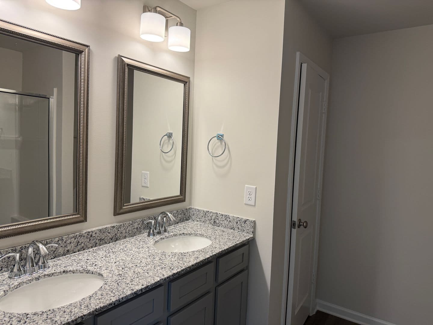 Lexington House: 317 S Lake Ct