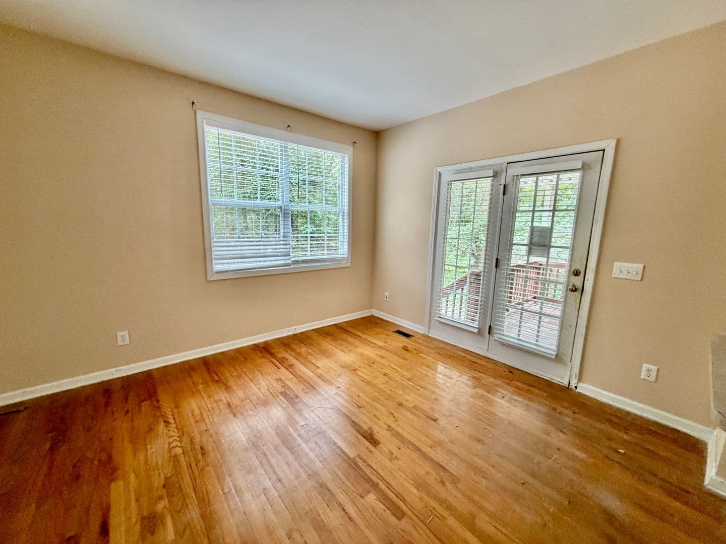 Columbia House: 27 Greenbrook Ct