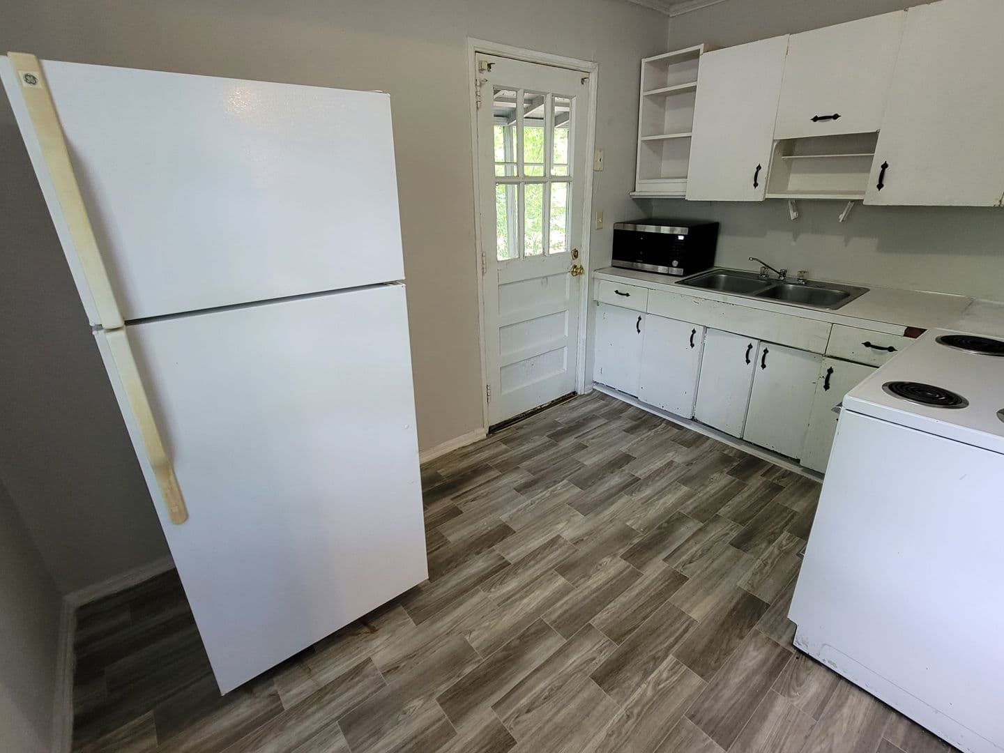 Columbia House: 2833 Wesley Dr