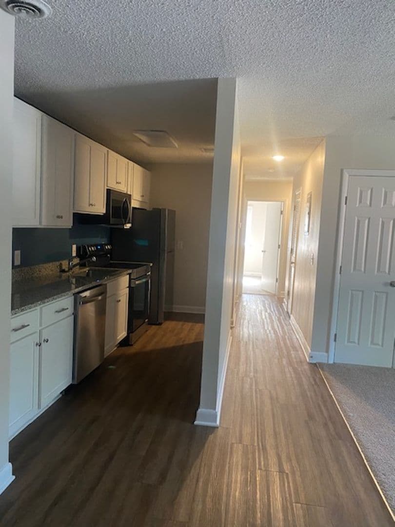 Lexington Apartment: 325 S Lake Dr