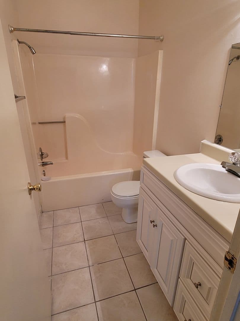 Columbia Condo: 100 Brighton Hill Circle 7A