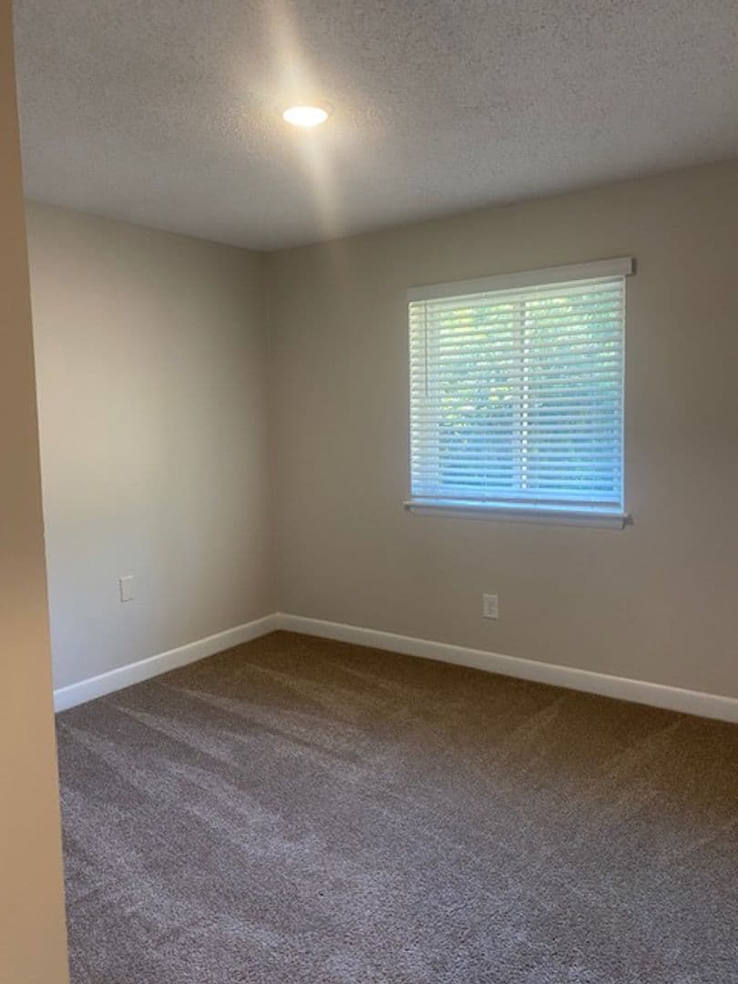 Lexington Apartment: 325 S Lake Dr