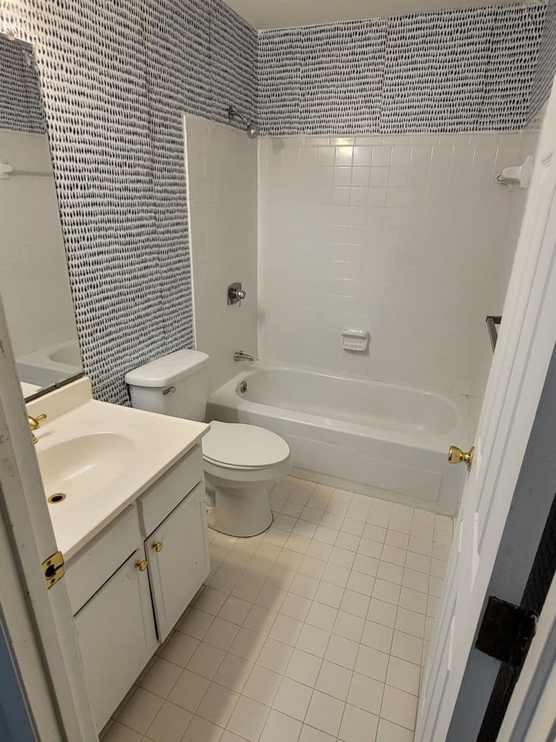 Columbia Condo: 1704 Ashford Lane