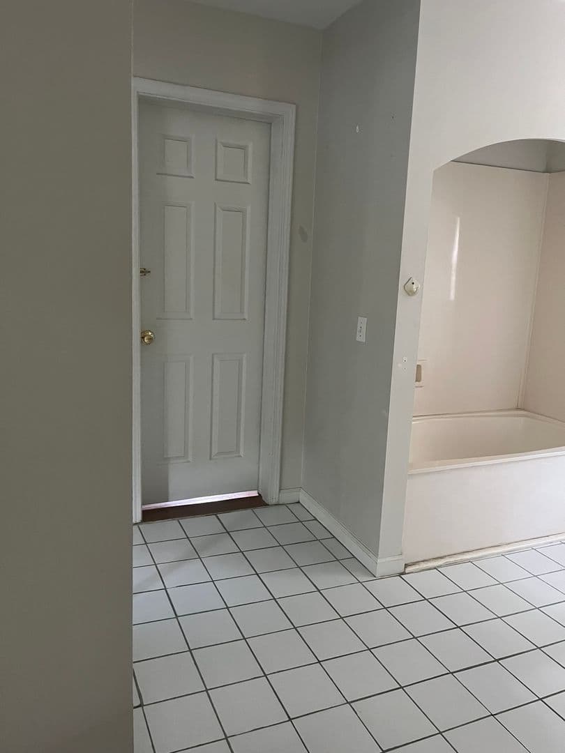 Lexington House: 123 Pond Drive