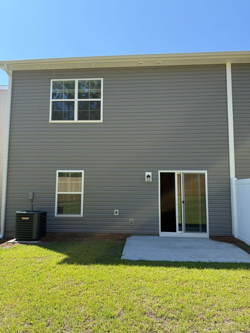 Lexington House: 317 S Lake Ct