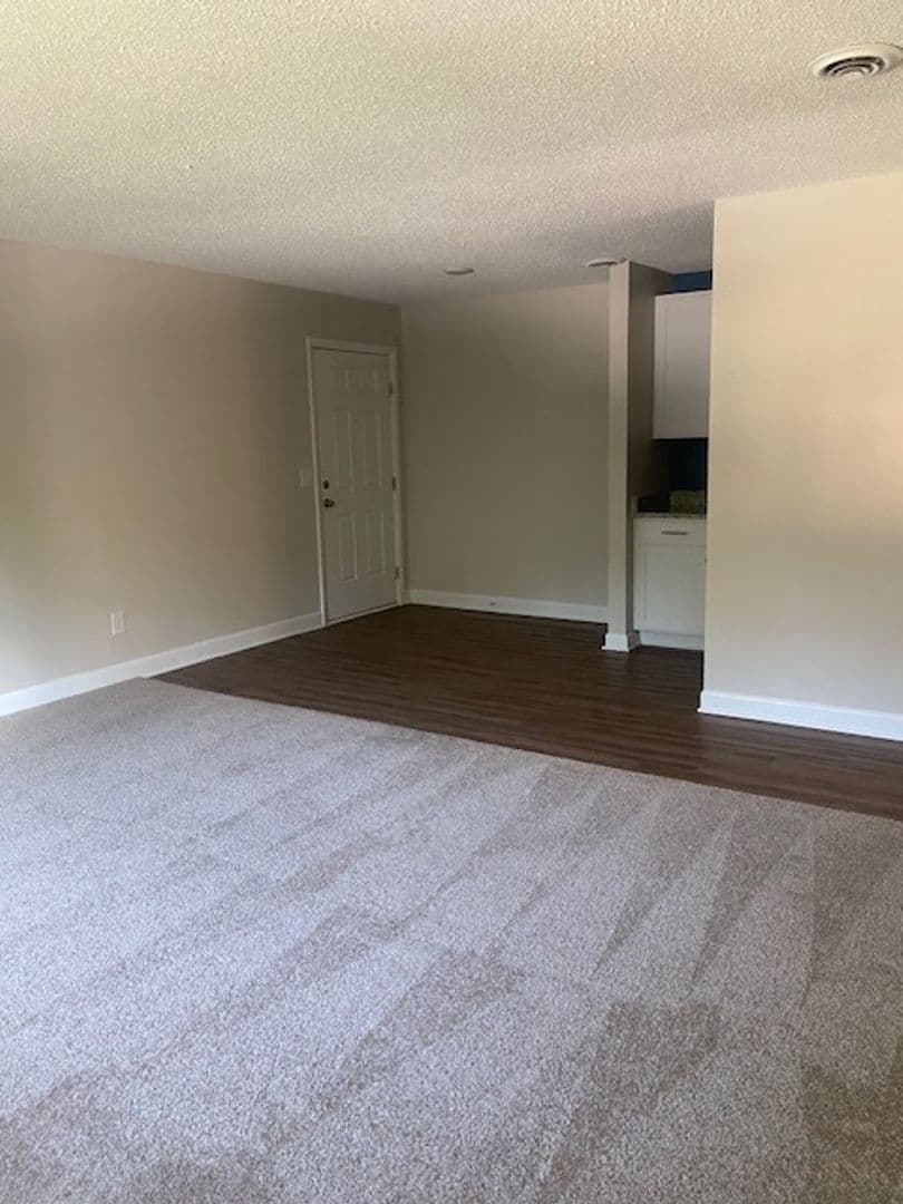 Lexington Apartment: 325 S Lake Dr