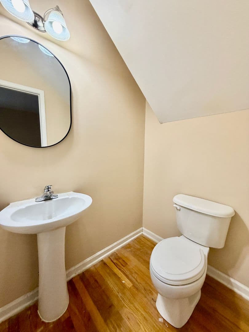 Columbia House: 27 Greenbrook Ct