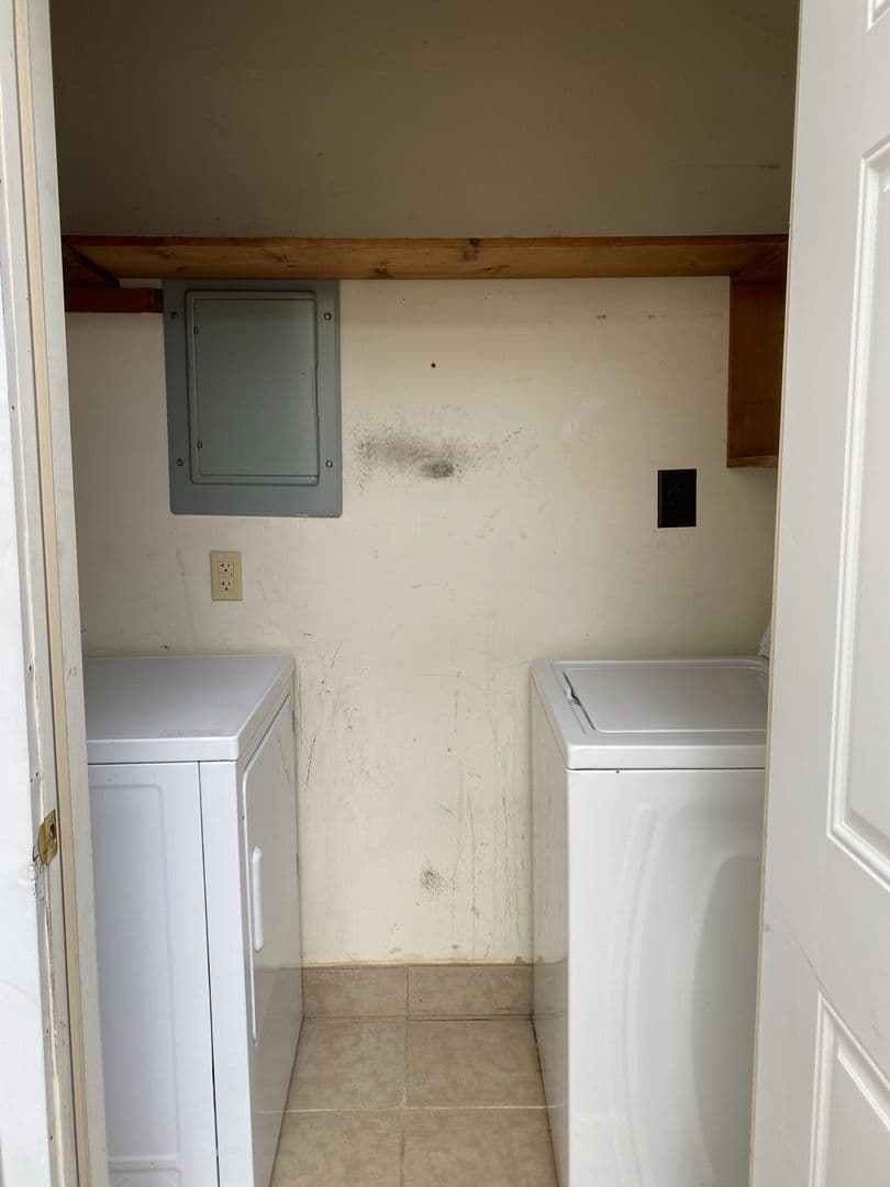 Columbia House: 920 Woodrow Street Apt. 5