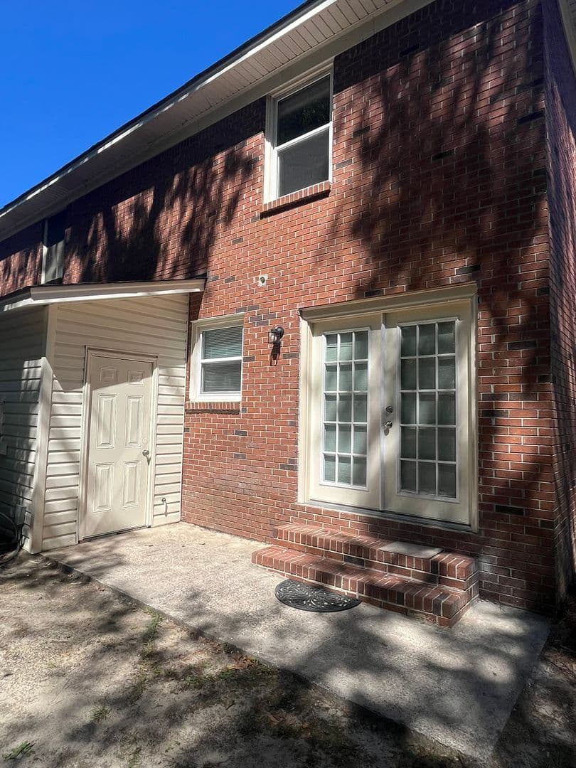 Lexington Apartment: Rogers Ct