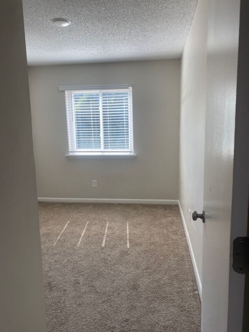 Lexington Apartment: 325 S Lake Dr