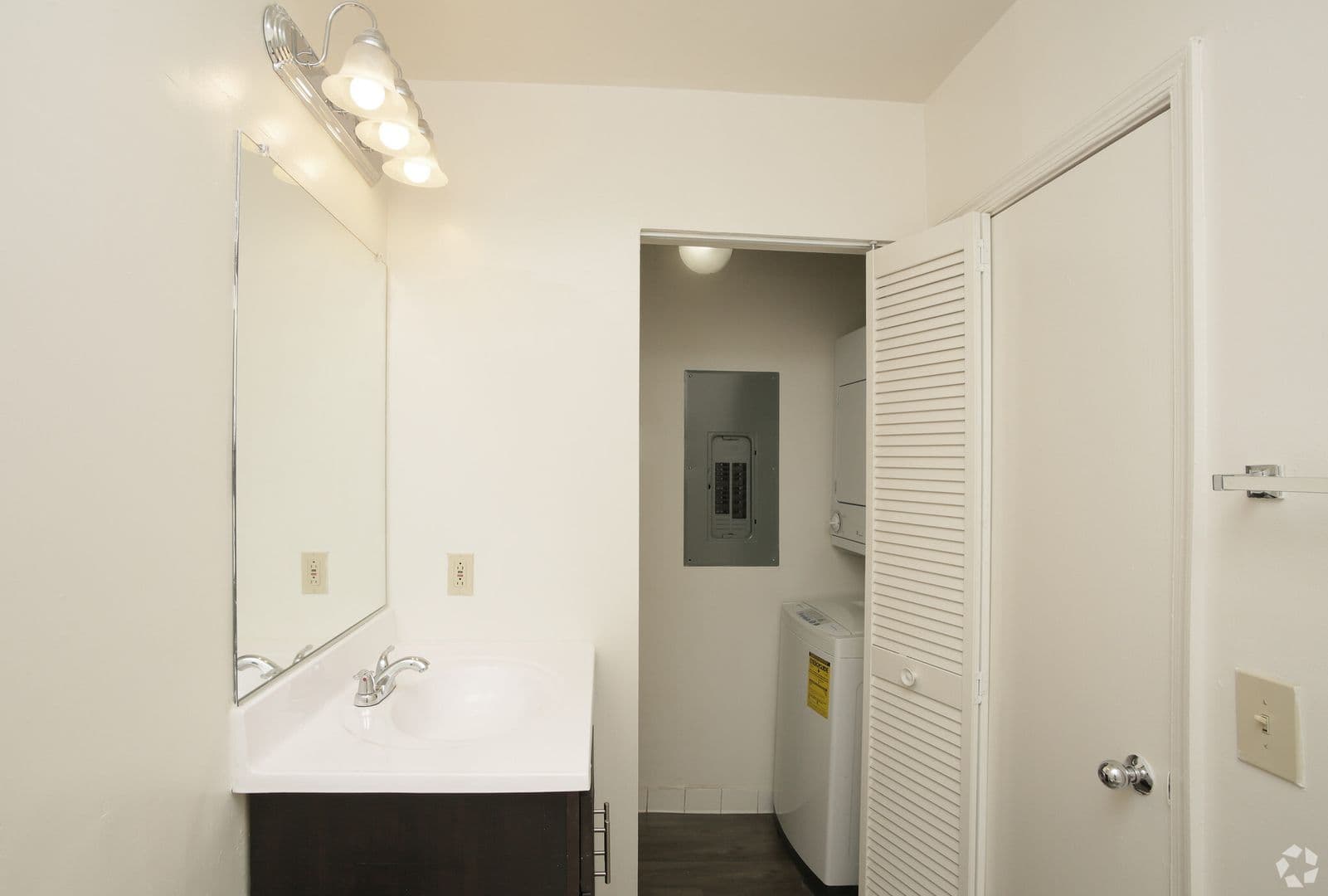 Baltimore Apartment: 121 S Fremont Ave