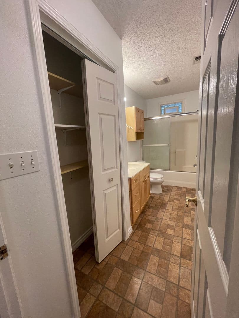 CANYON LAKE House: 1640 LONESOME