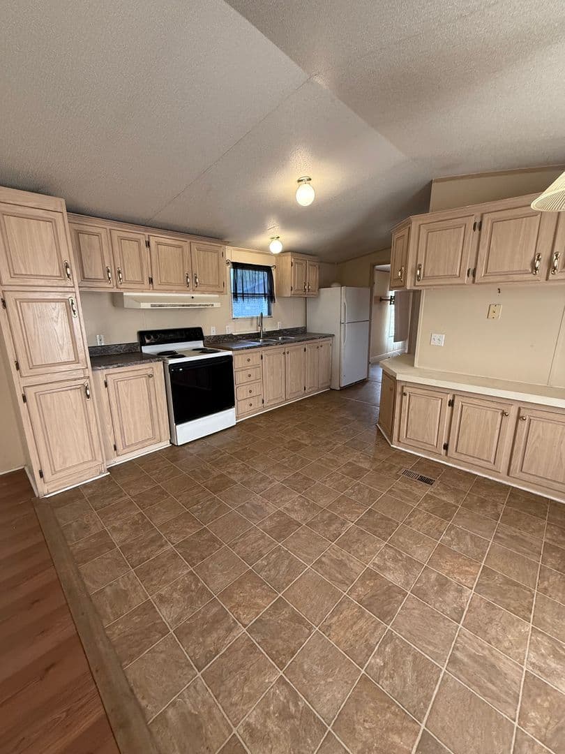 CANYON LAKE Apartment: 1215 CYPRESS DR
