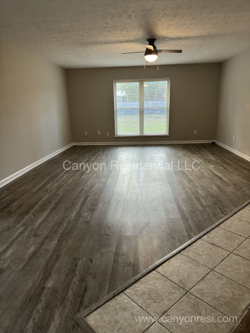 Fayetteville House: 6778 Weeping Water Run