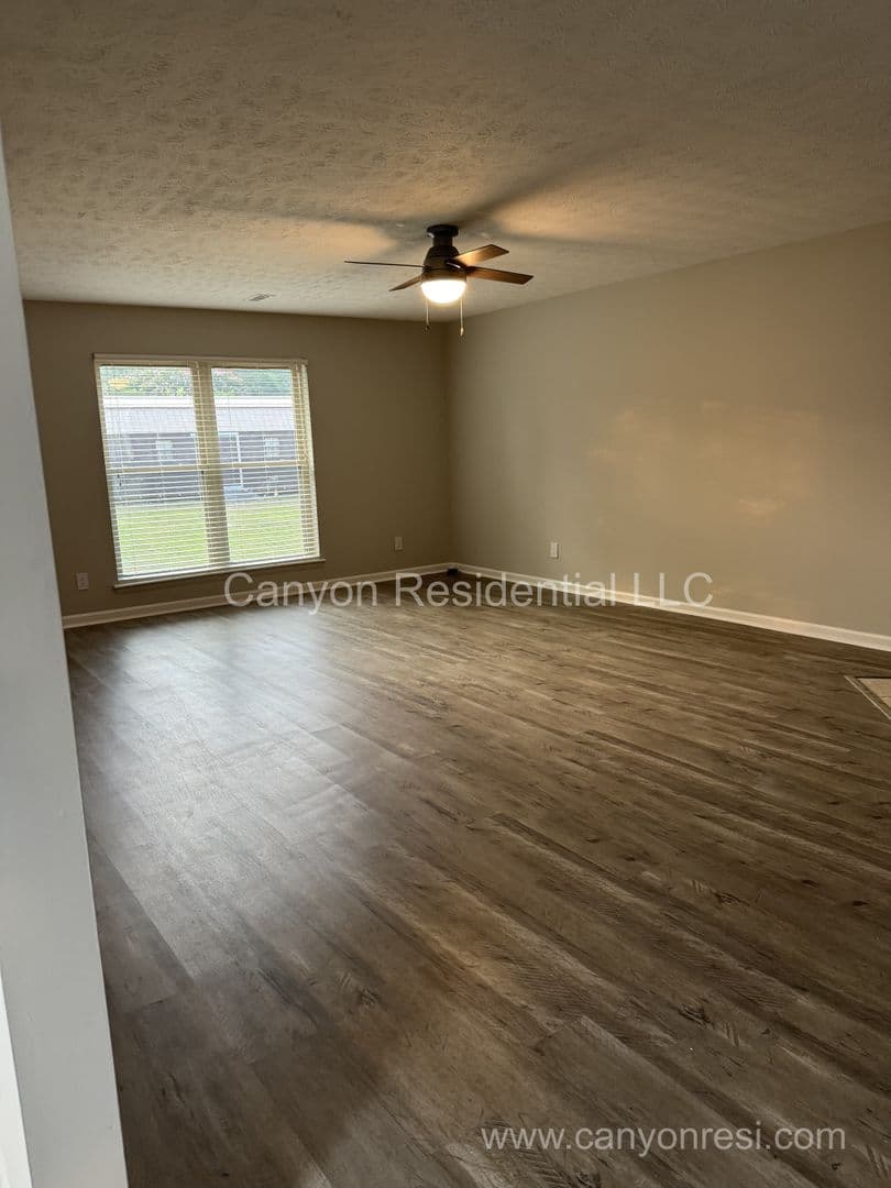 Fayetteville House: 6778 Weeping Water Run