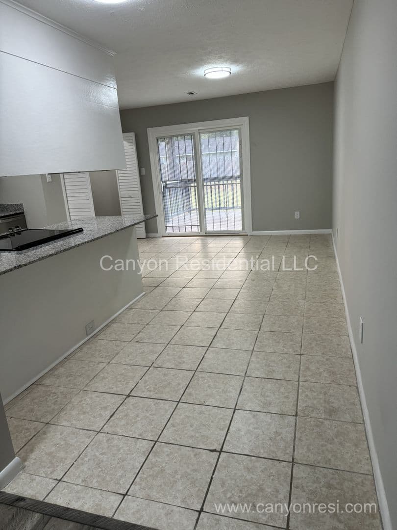 Fayetteville House: 6778 Weeping Water Run