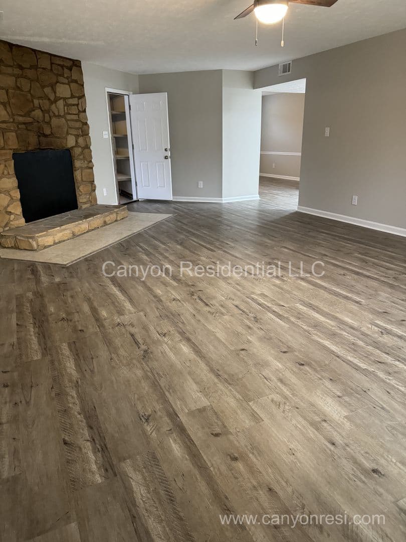 Fayetteville House: 6778 Weeping Water Run