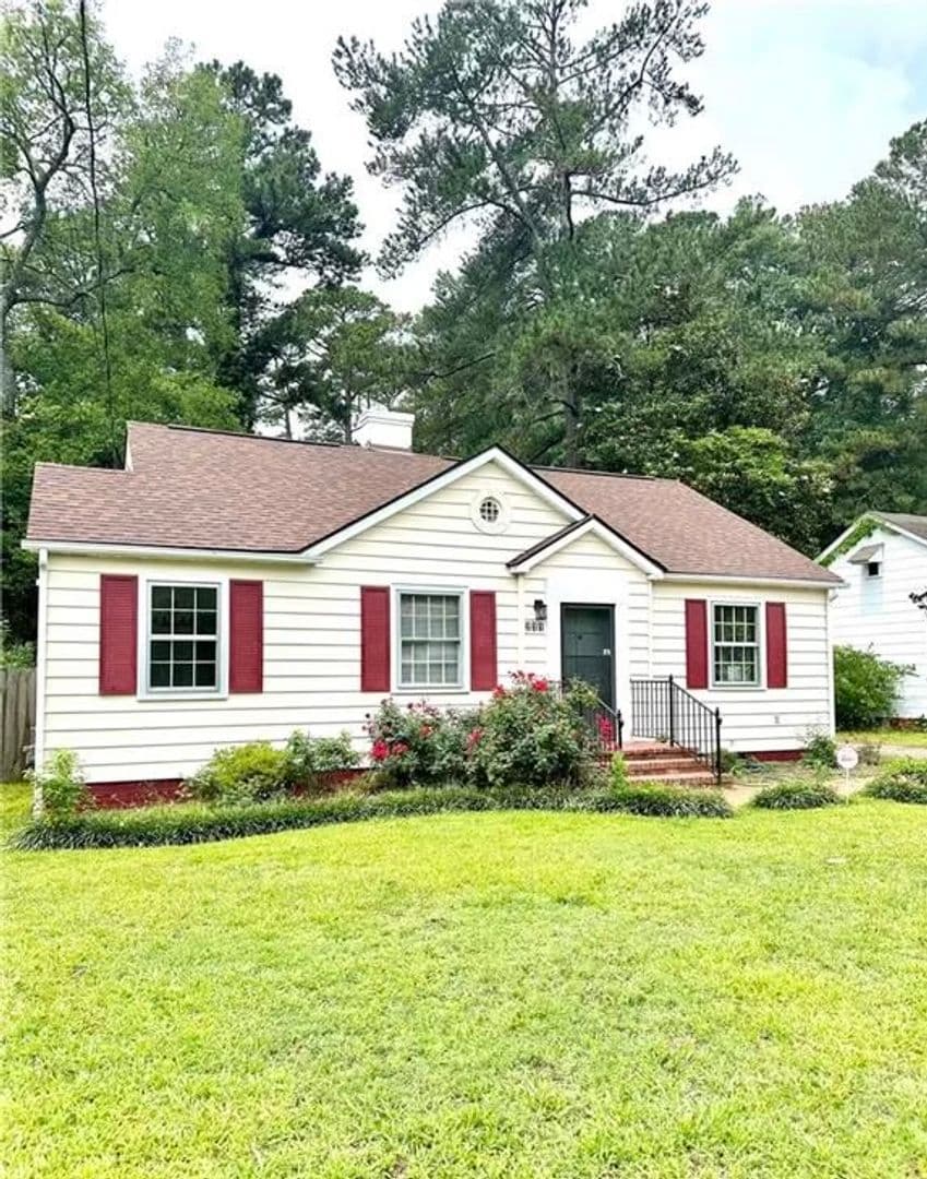 Fayetteville House: 211 Hull Road