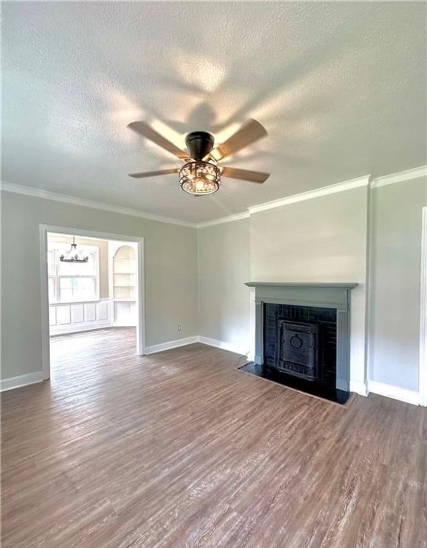 Fayetteville House: 211 Hull Road
