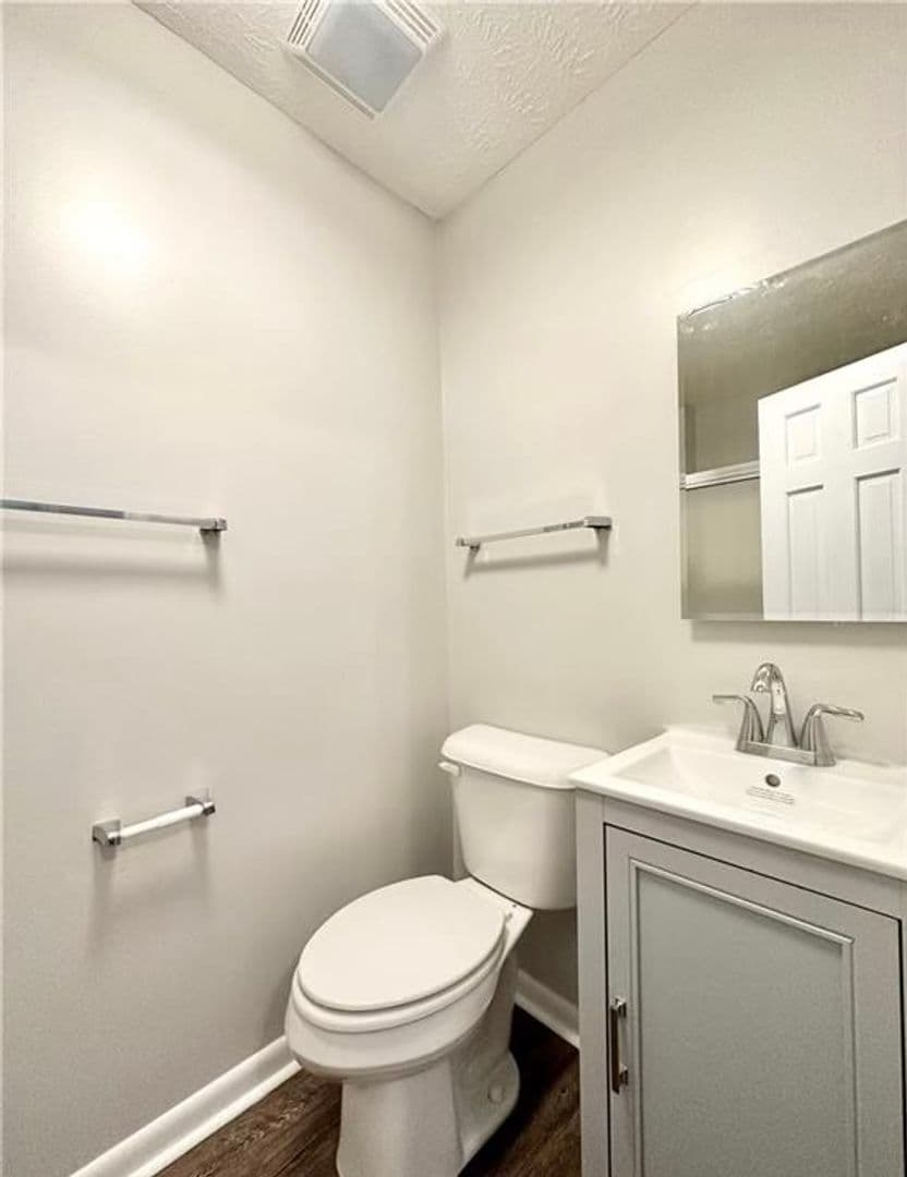 Fayetteville House: 211 Hull Road