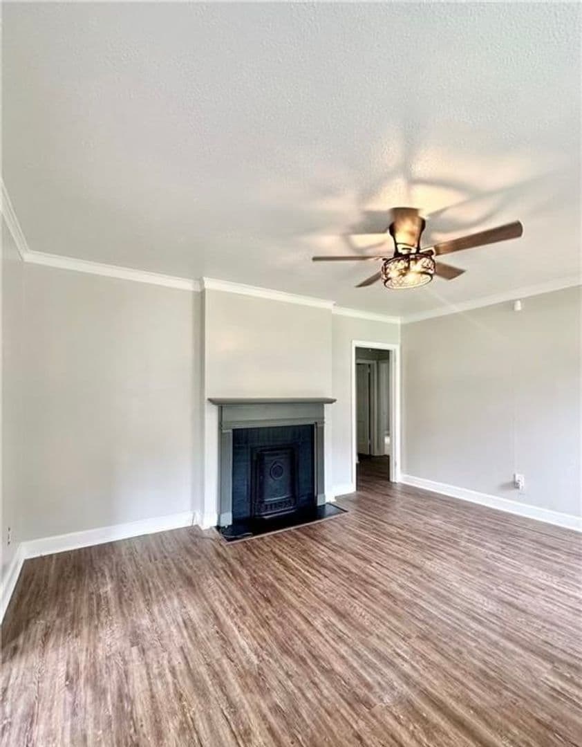 Fayetteville House: 211 Hull Road