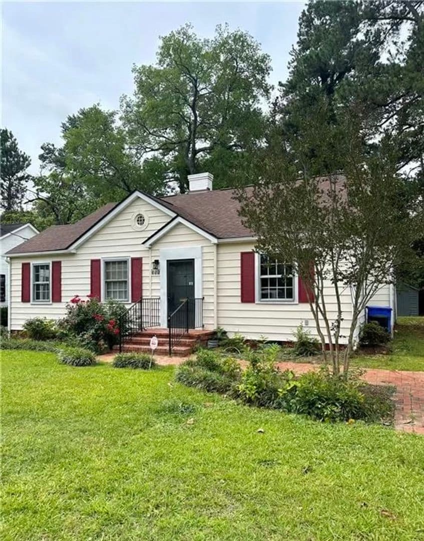Fayetteville House: 211 Hull Road