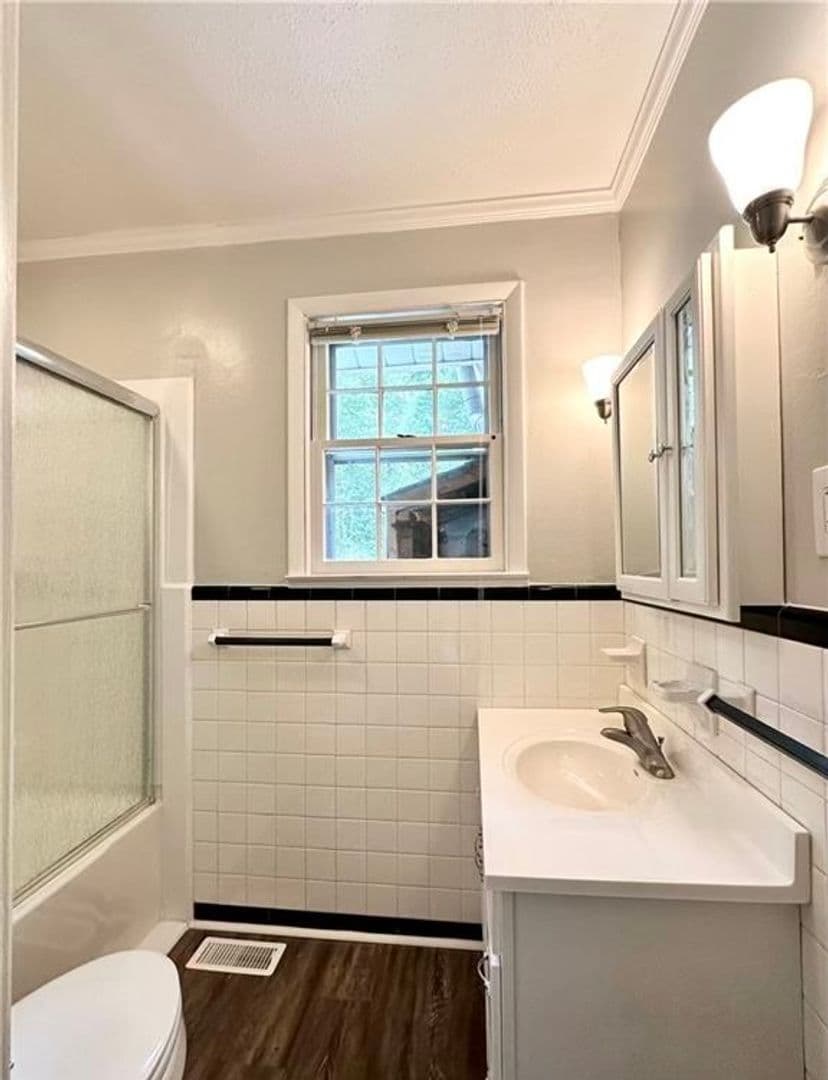 Fayetteville House: 211 Hull Road