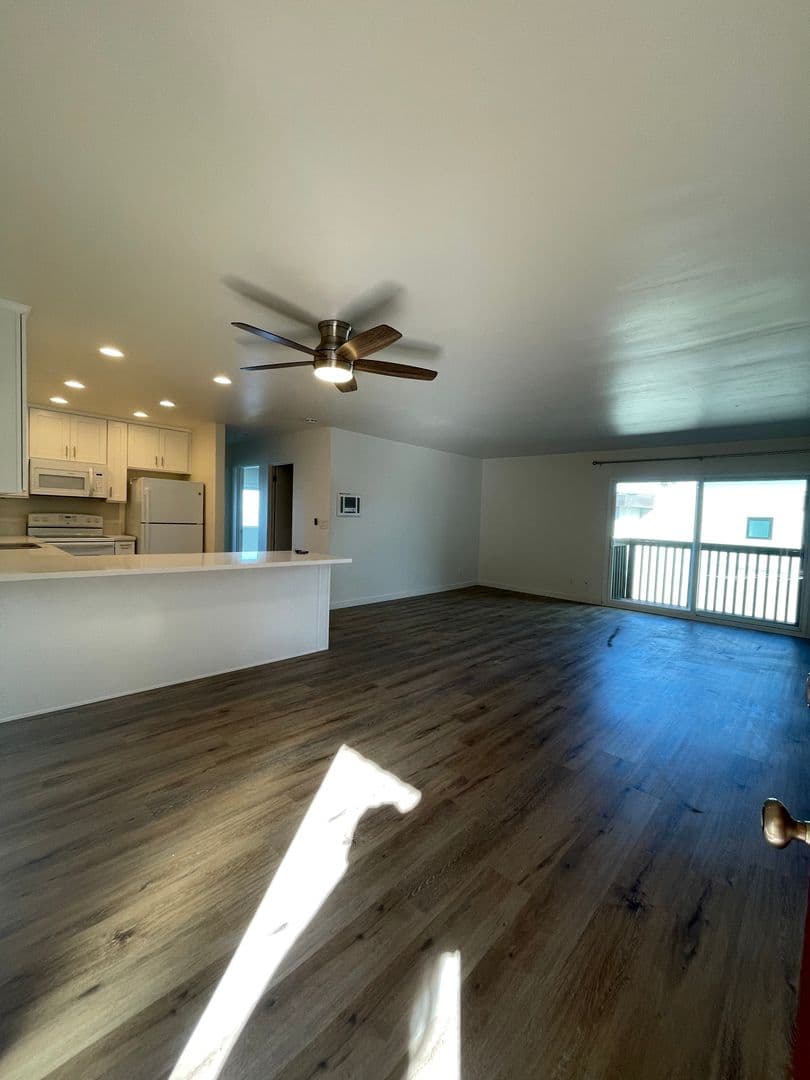 Del Mar Apartment: 510 Stratford Court