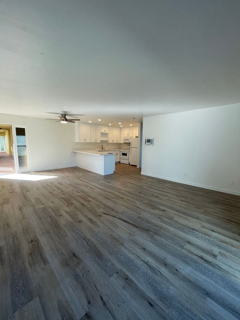 Del Mar Apartment: 510 Stratford Court