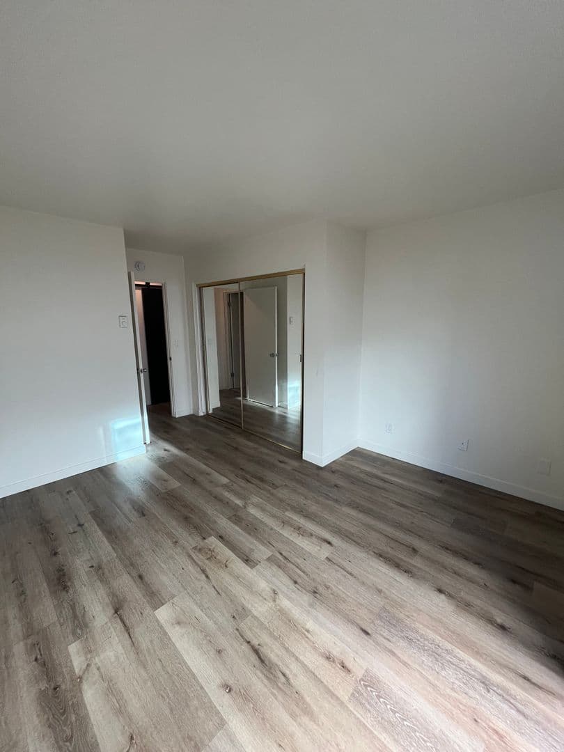 Del Mar Apartment: 510 Stratford Court