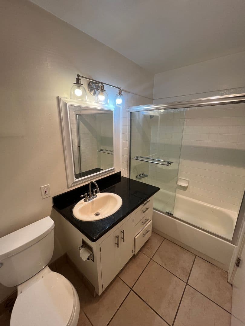 Del Mar Apartment: 510 Stratford Court