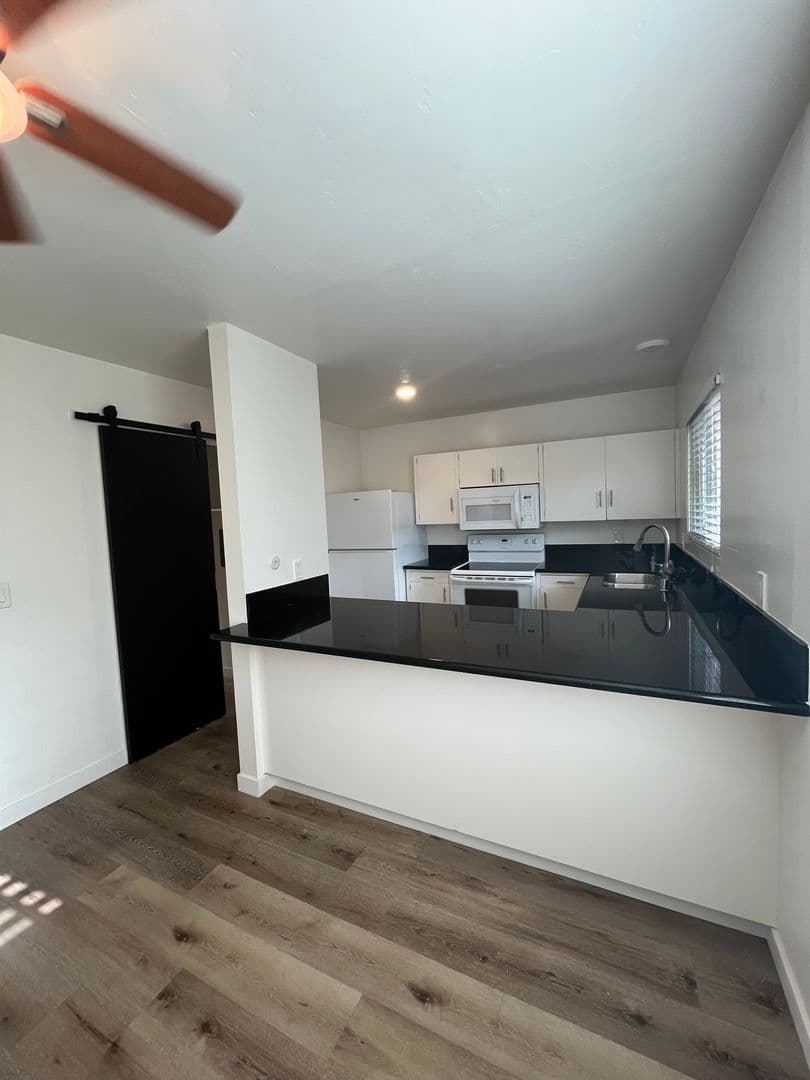 Del Mar Apartment: 510 Stratford Court