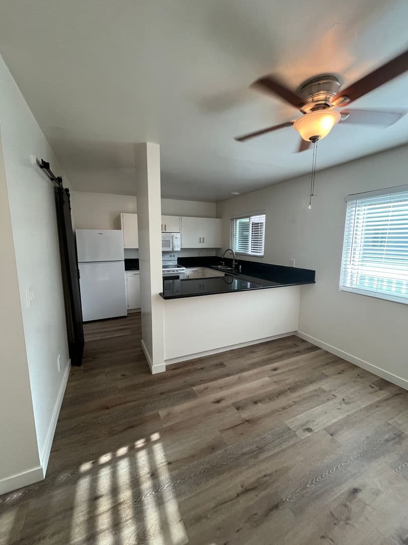 Del Mar Apartment: 510 Stratford Court