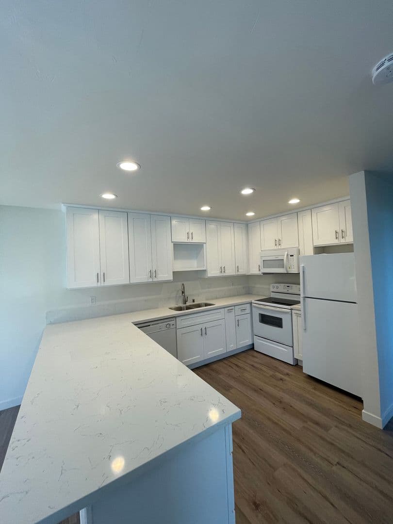 Del Mar Apartment: 510 Stratford Court