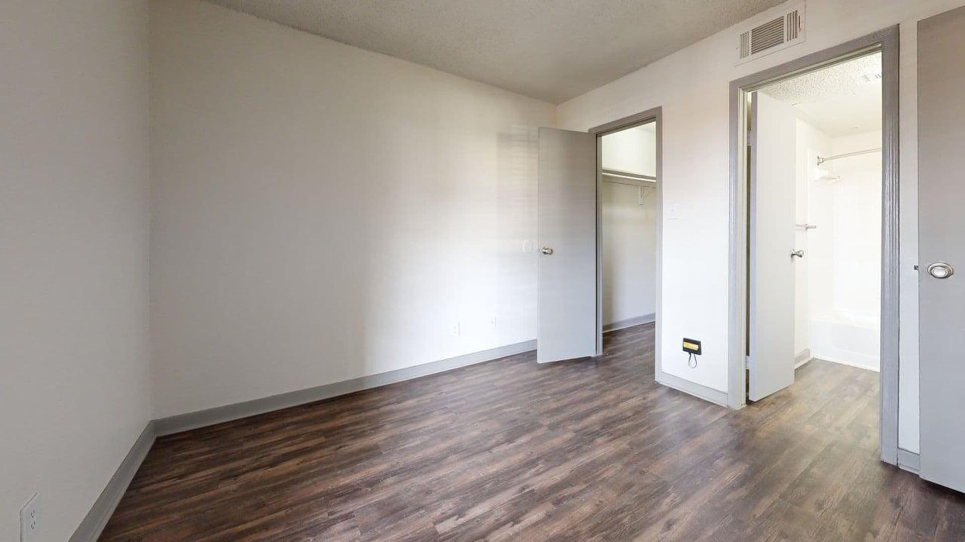 Dallas Apartment: 1720 John West Road