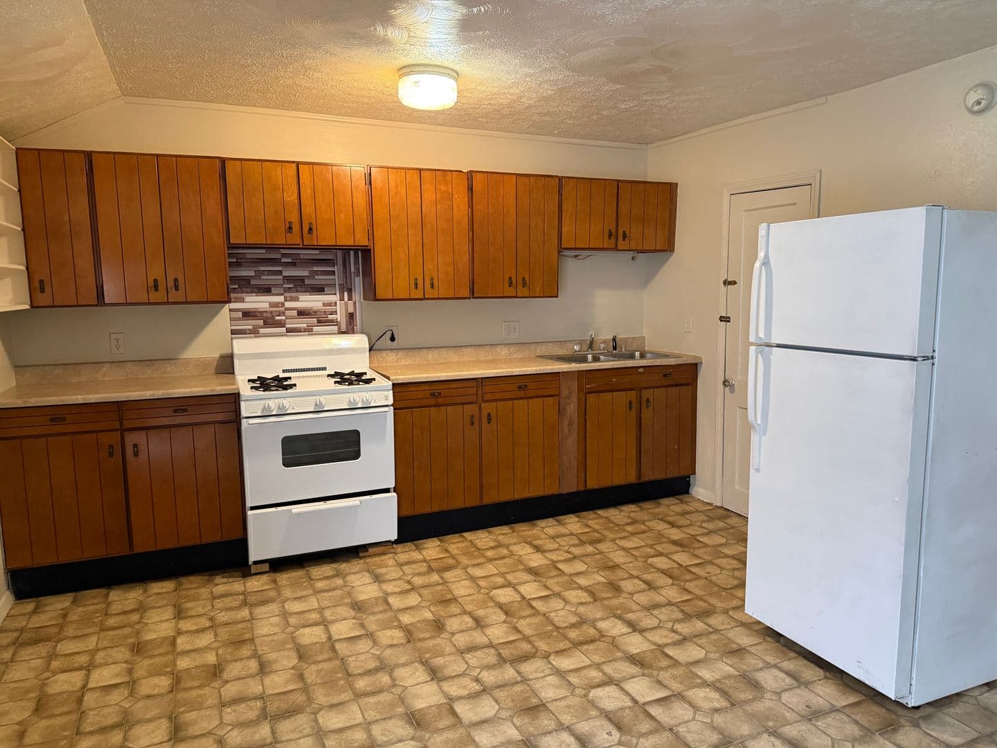 Divernon Apartment: 43 W. Lewis
