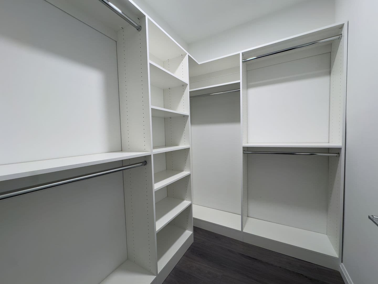 Mineola Apartment: 101 Searing Ave