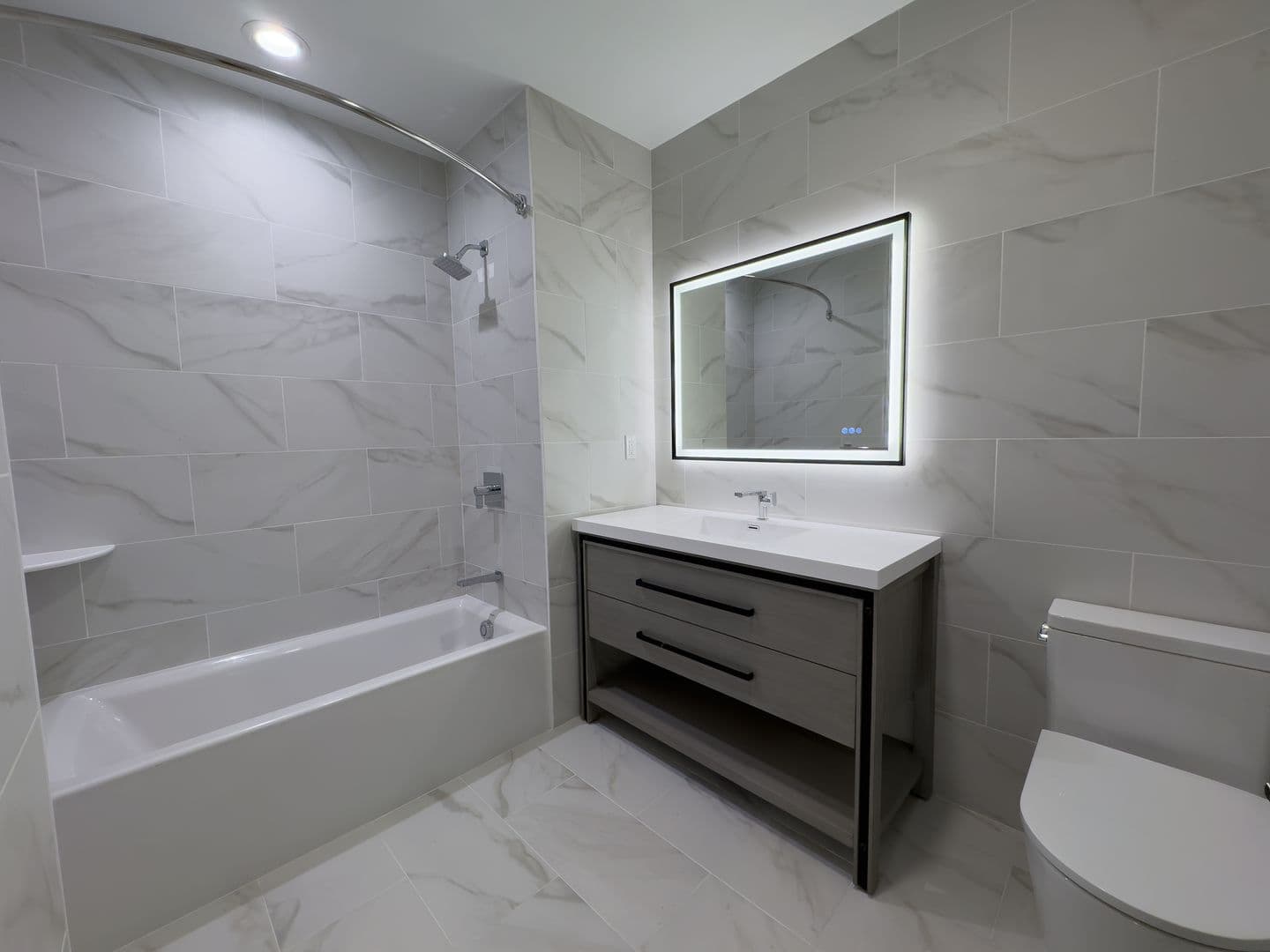 Mineola Apartment: 101 Searing Ave