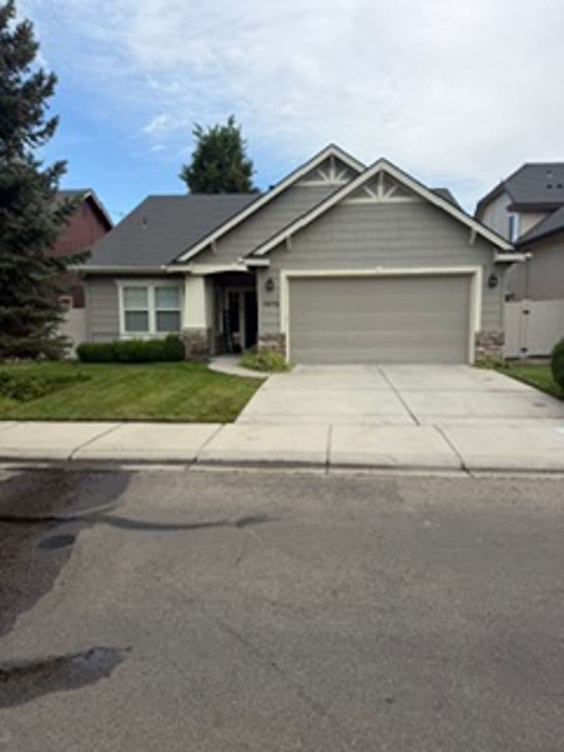 Meridian House: 1572 W. Loretta Street