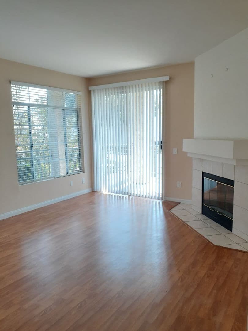 San Diego Apartment: 2050 Camino De La Reina #101