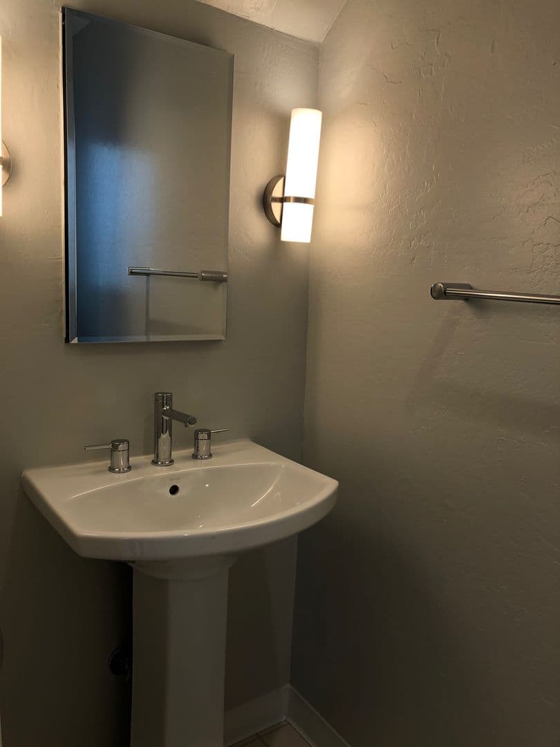 Sunnyvale Apartment: 1674 Hollenbeck Avenue
