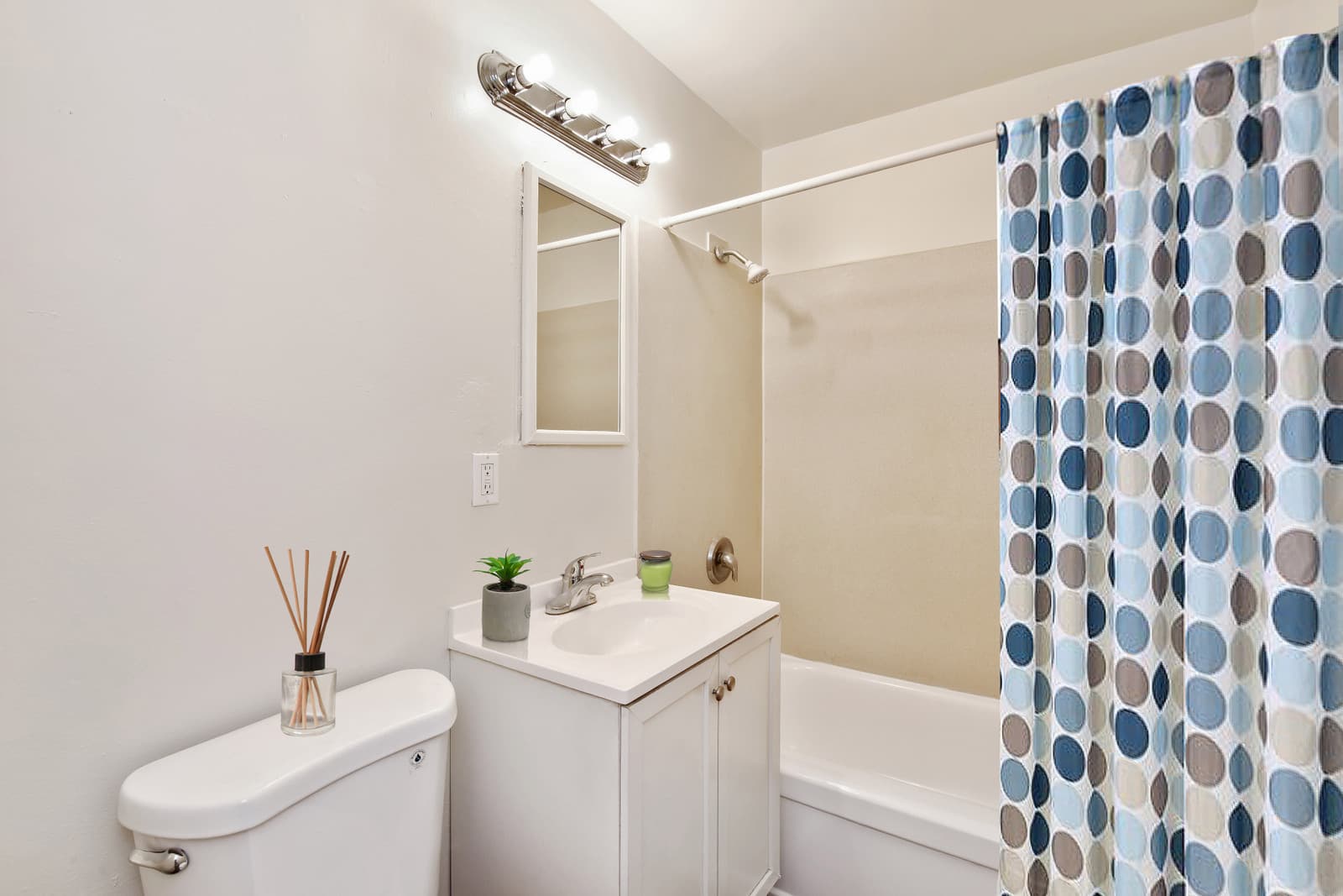 Fremont Apartment: 4737 Thornton Avenue