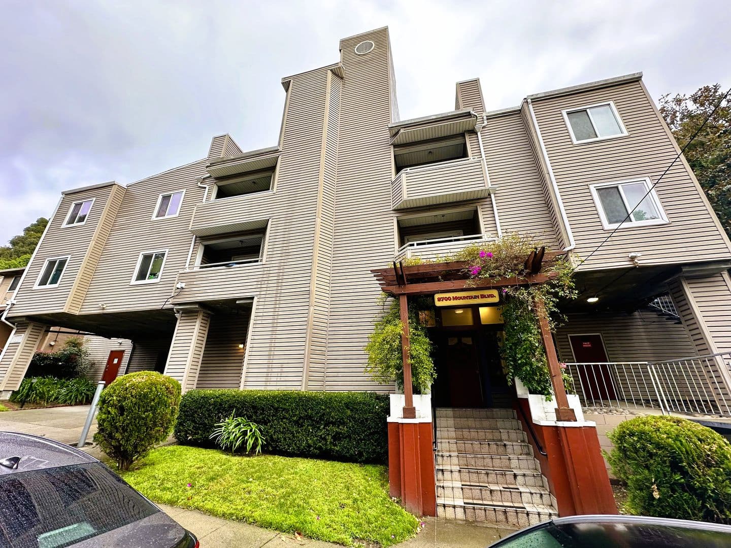 Oakland Apartment: 9700 Mountain Boulevard