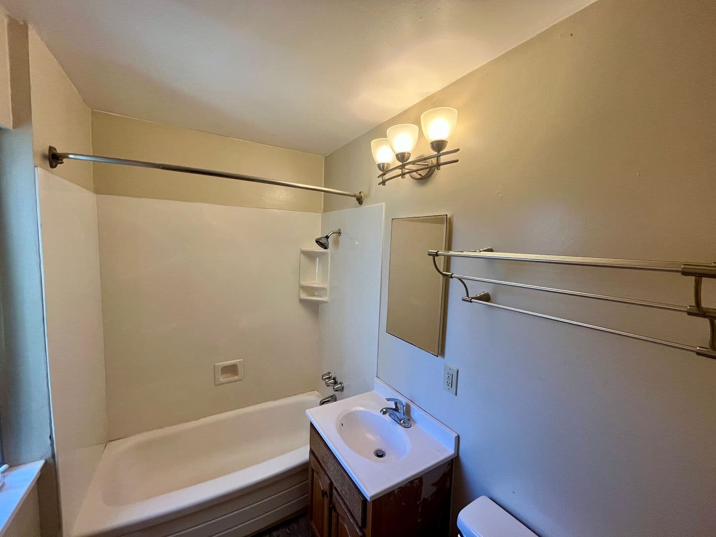 Oakland Apartment: 588 59th Street