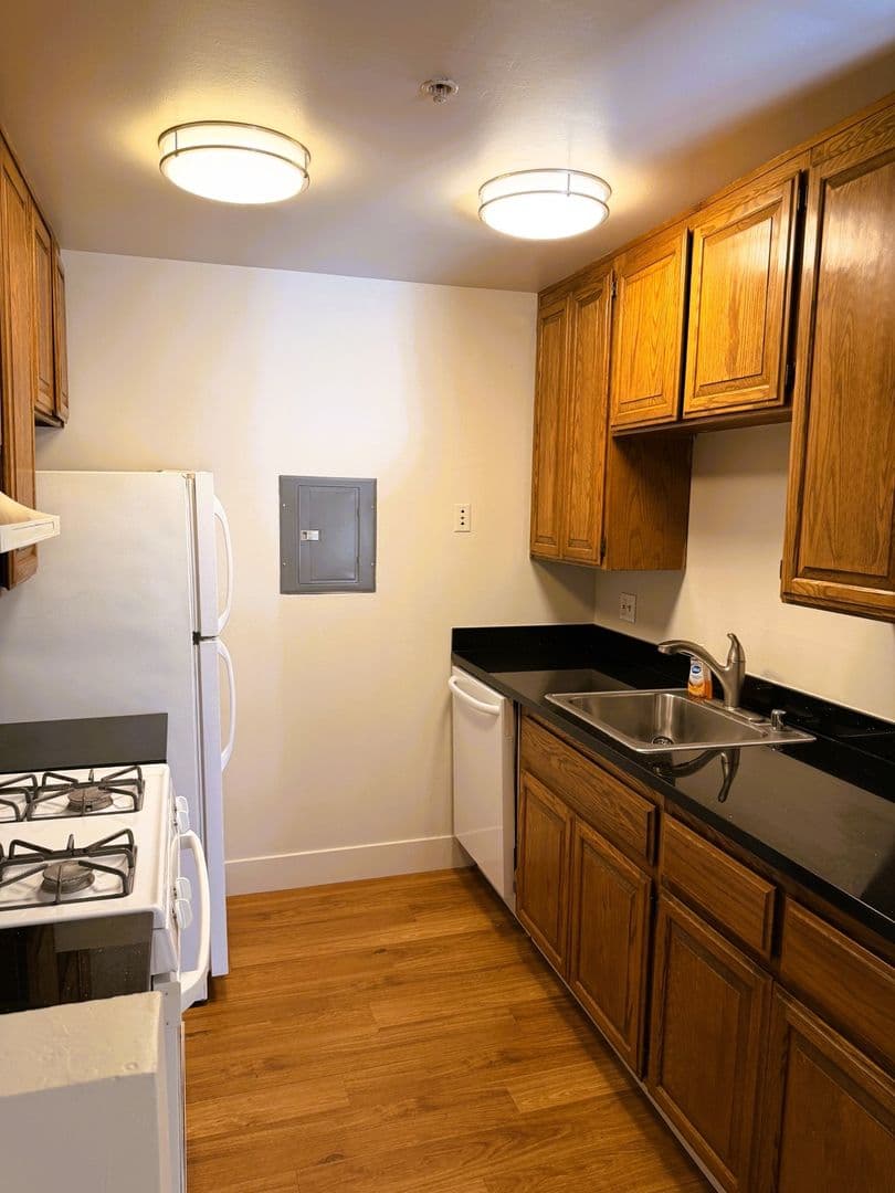 Oakland Apartment: 9700 Mountain Boulevard